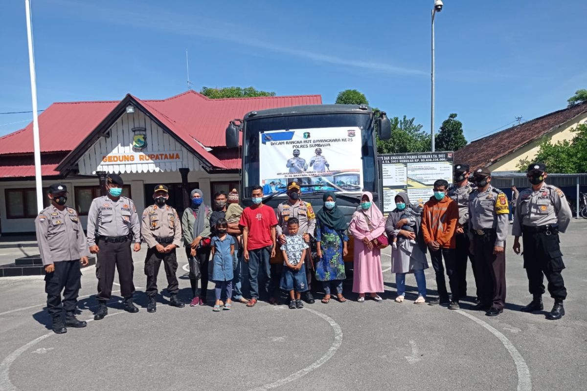 Polres Sumbawa lepas keberangkatan masyarakat penerima bantuan operasi bibir sumbing di Polda NTB