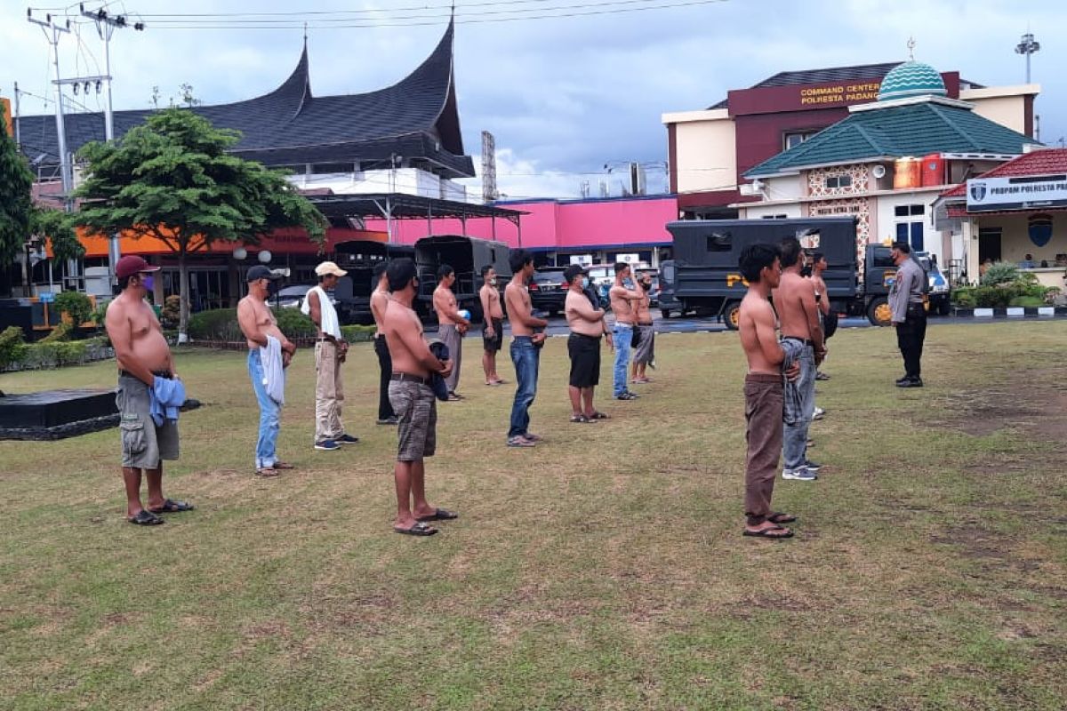 Polresta Padang jaring belasan orang dalam razia premanisme di Pasar Raya