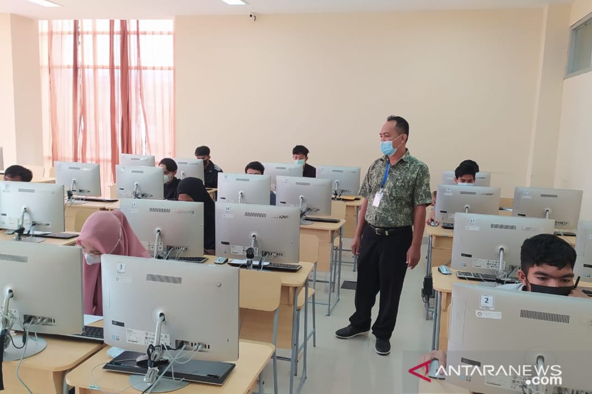 Ratusan peserta ikut UTBK SBMPN 2021 Politeknik Negeri Sambas