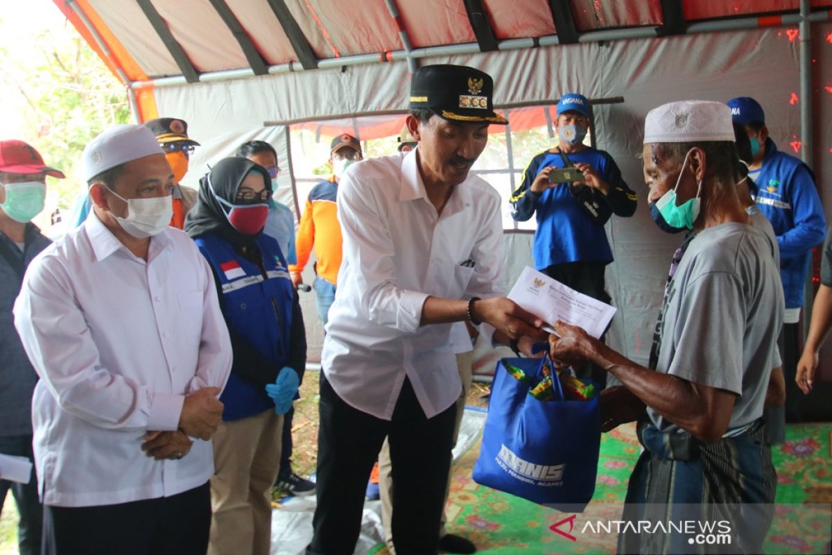 Banjar Regent hands over aid to Penggalaman tornado victims