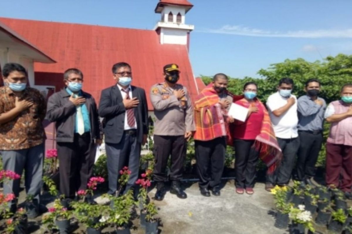 Kapolres Tebing Tinggi serahkan ribuan bibit bunga ke rumah ibadah