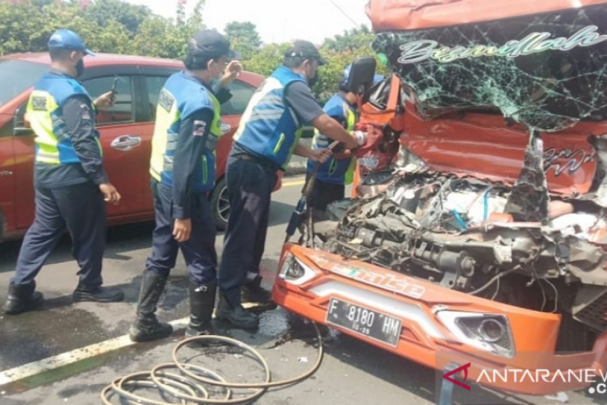 Kecelakaan dua truk di tol arah Tanjung Priok, pengemudi tewas