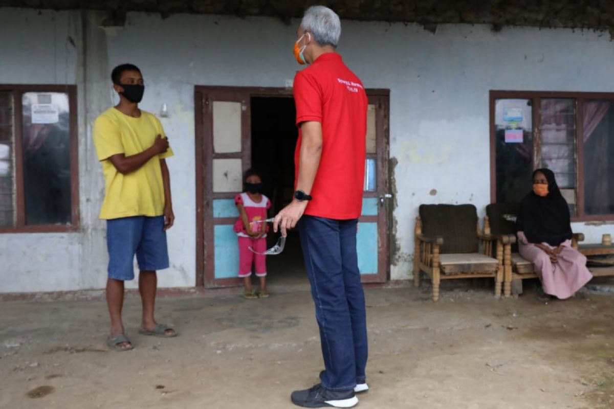 Gubernur Ganjar tengok ibu melahirkan dalam kondisi positif COVID-19