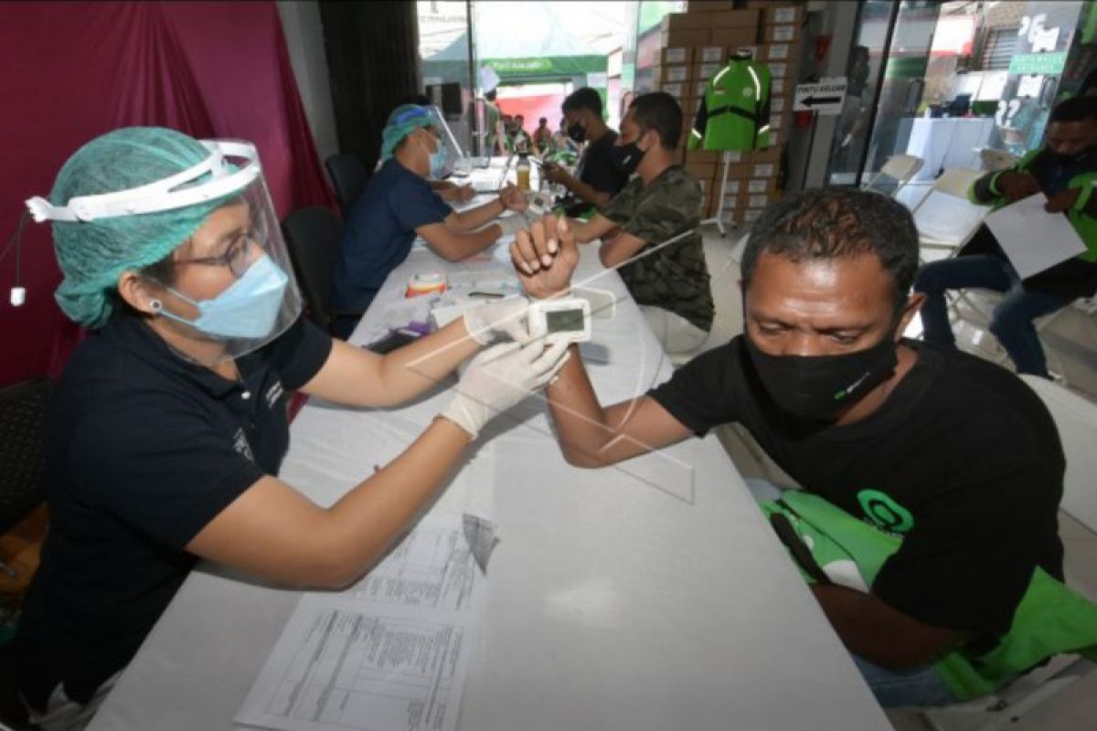 Vaksinasi ojek online di Denpasar