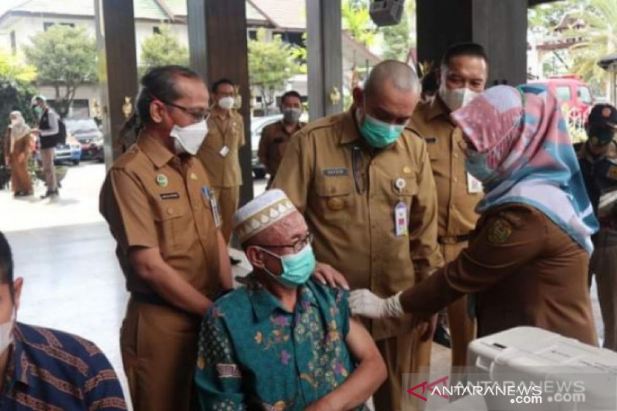 Banjarmasin elderly inoculation just reaches 12 percent