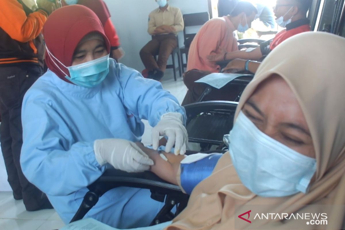 Peringati hari donor darah se-dunia, PMI Jember ajak santri donorkan darahnya