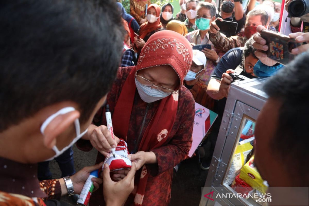 Mensos Risma lelang sepatu hingga biskuit dagangan penyandang disabilitas