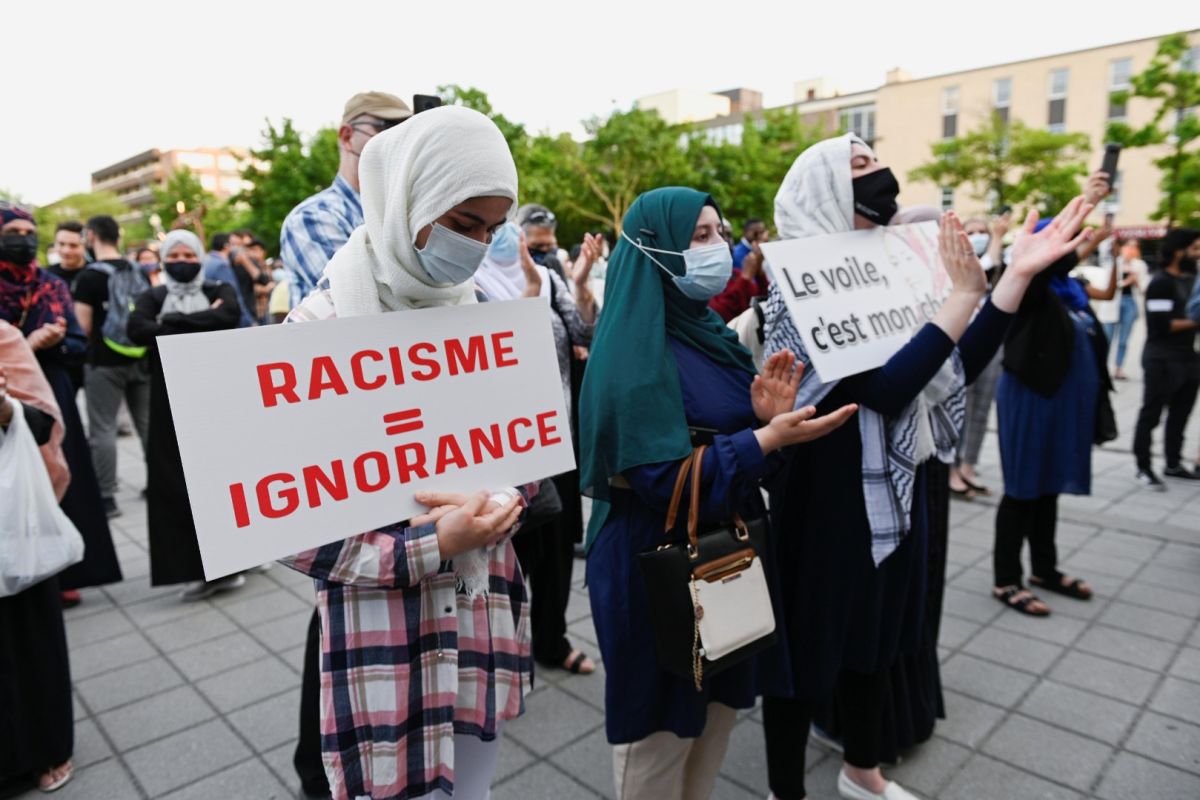 Lawan Islamfobia, ratusan orang hadiri pemakaman keluarga Muslim Kanada