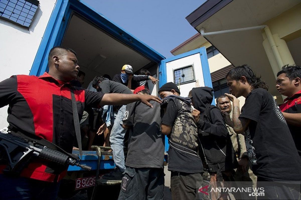 Sepuluh preman pemeras supir truk pasar Tanah Abang dibekuk polisi