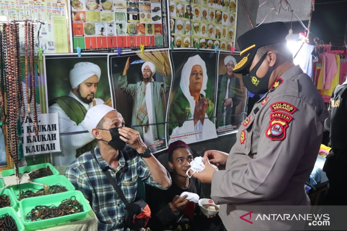 Polres Serang bagikan masker pada jemaah Khaul Syekh An-Nawawi Al Bantani
