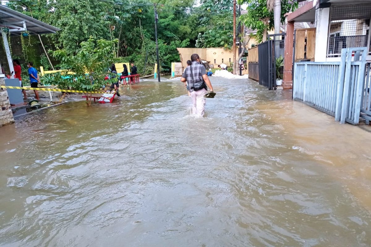 Perumahan Narada Tangsel kebanjiran akibat kali tertimbun longsor