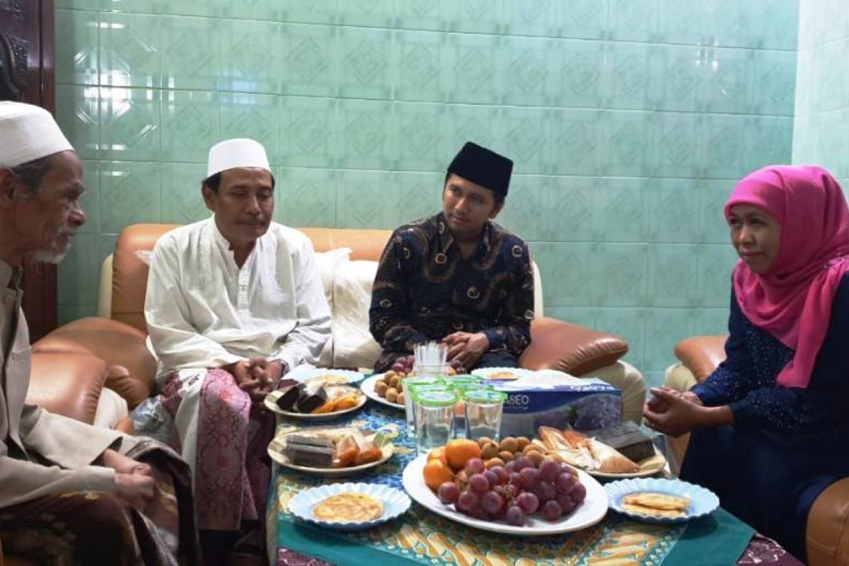 Gubernur Khofifah: Umat Islam se-Indonesia berduka atas wafatnya K.H Nawawi