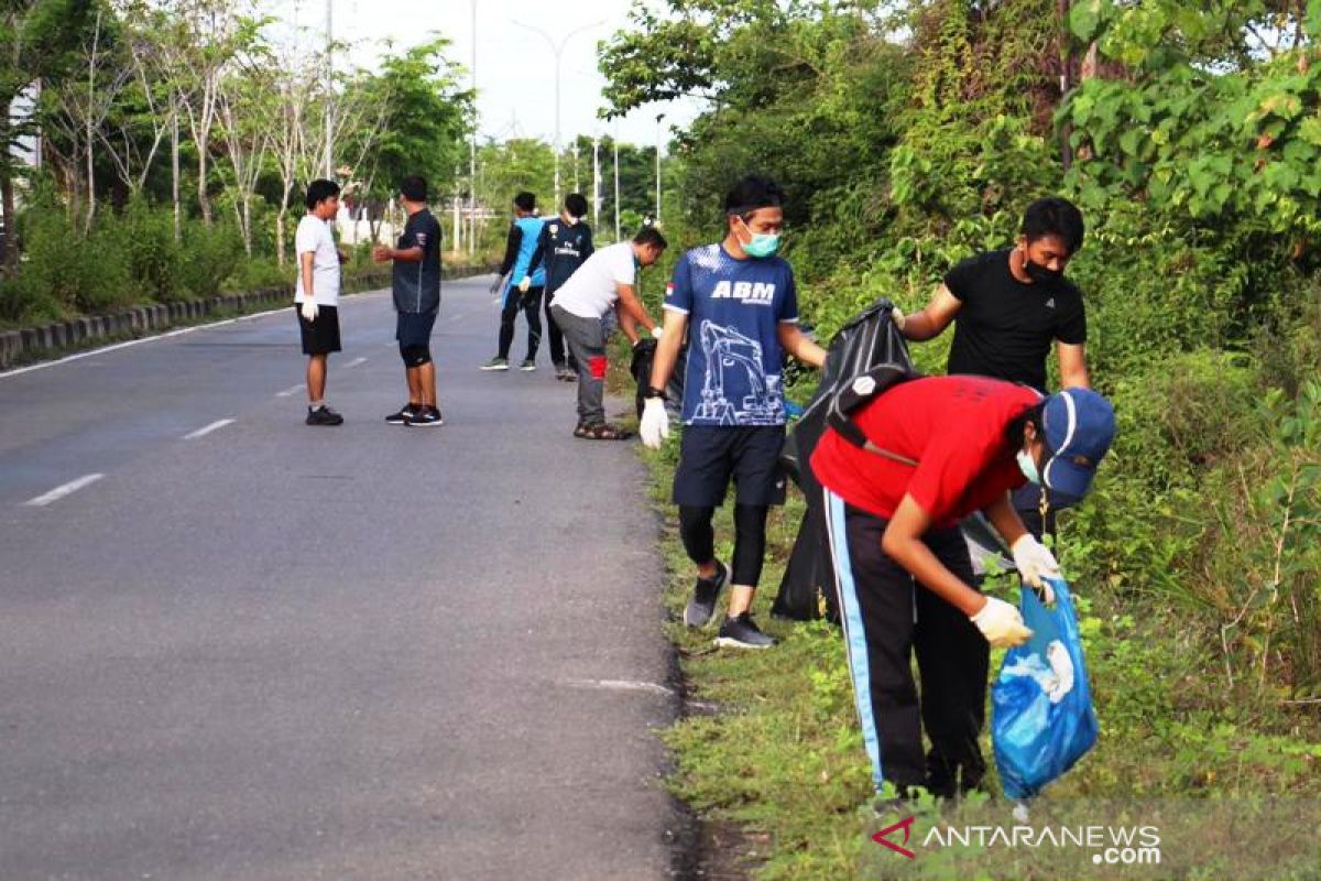 Mifa Bersaudara gelar aksi peduli lingkungan, lari sambil mengutip sampah