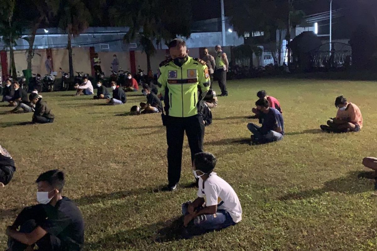 Polres Blitar bubarkan atraksi balap liar dan amankan seratus remaja