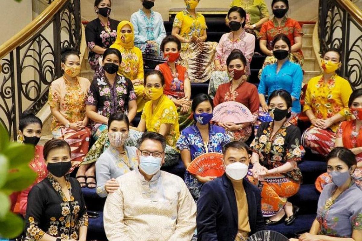 Kebaya encim karya Megi Efriater meriahkan "fashion show" HUT Jakarta