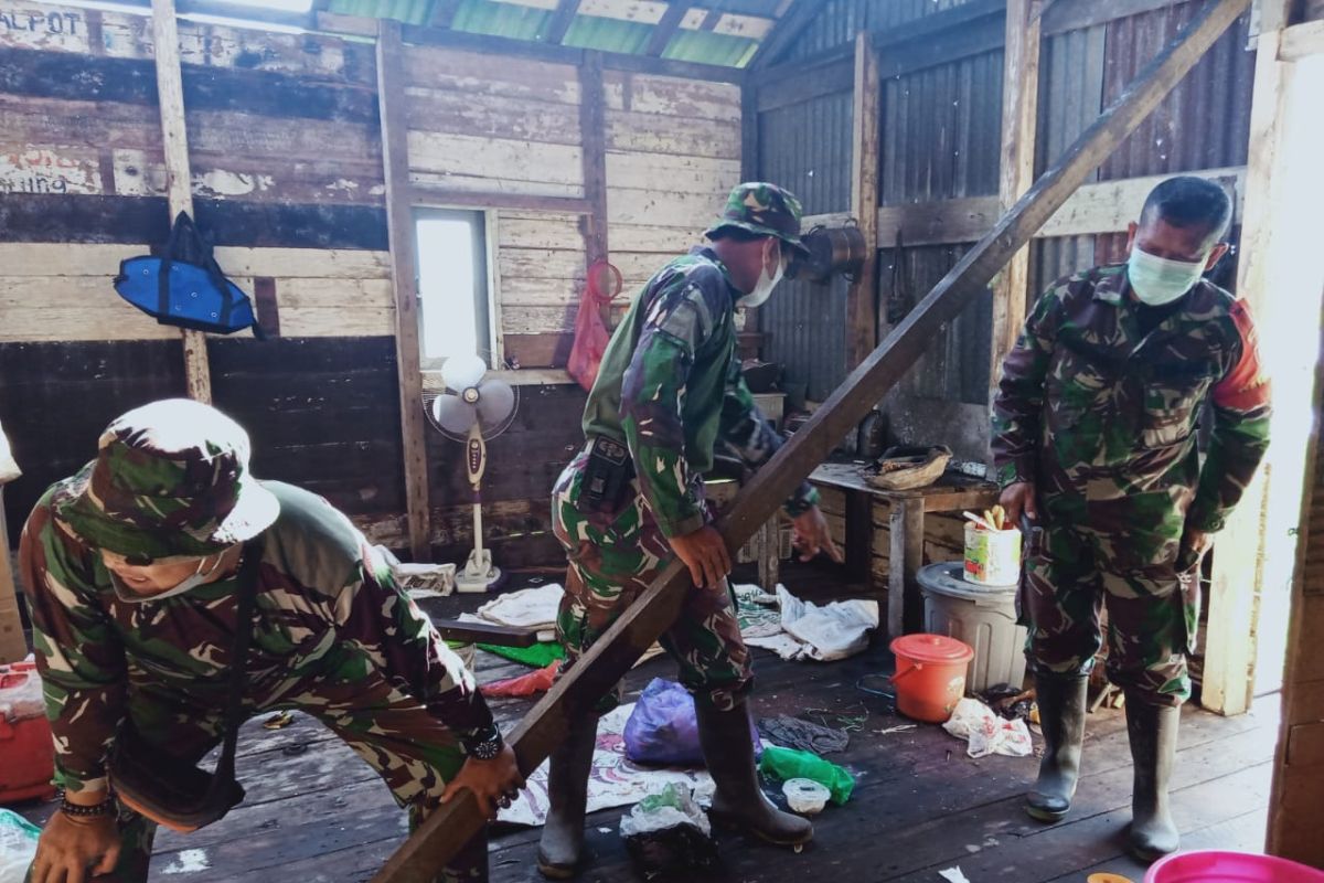 TNI gelar Karya Bakti Sosial bantu korban puting beliung di Penggalaman