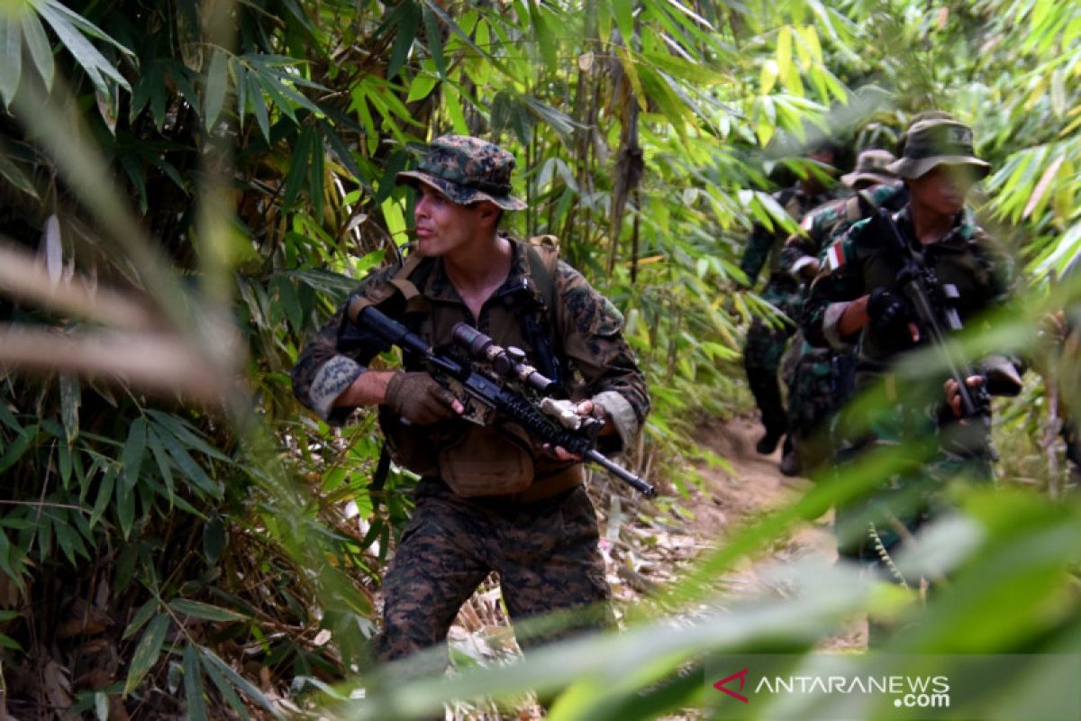 Marinir Indonesia dan AS berlatih perang di hutan