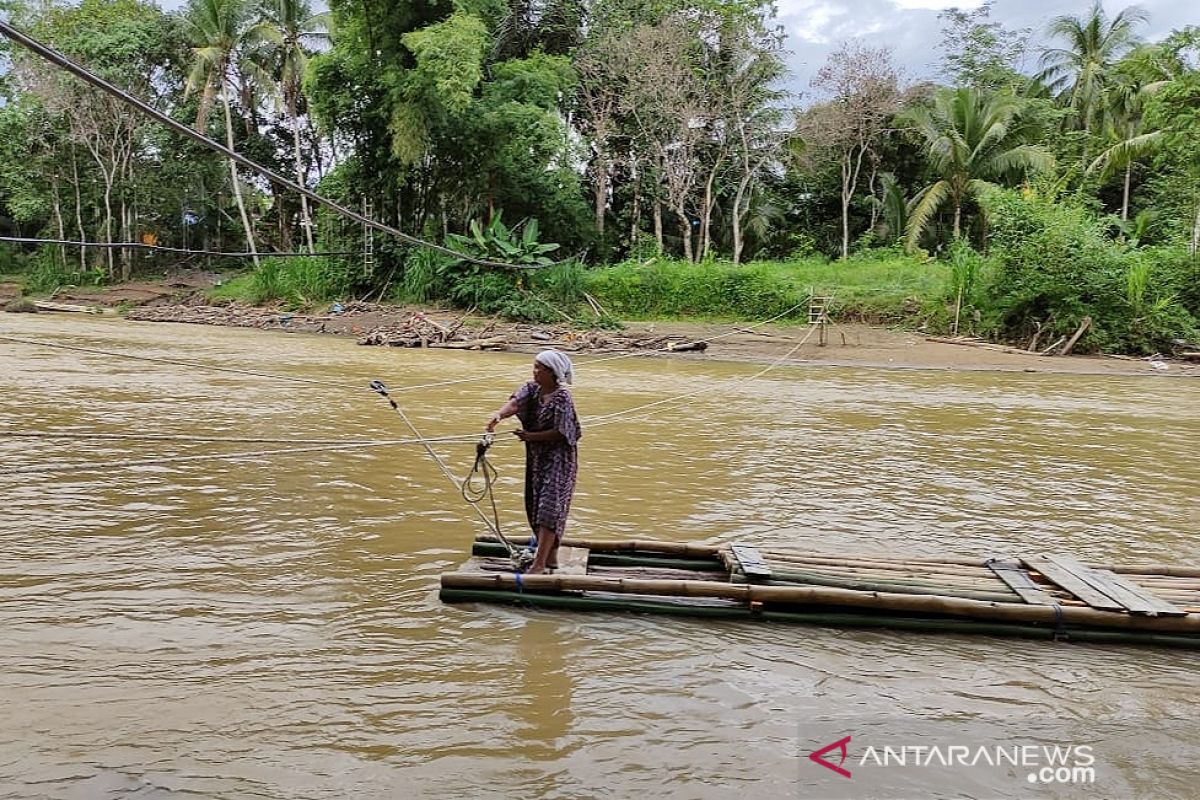 Akibat jembatan darurat kembali putus, warga gunakan 'Lanting' untuk menyebrang