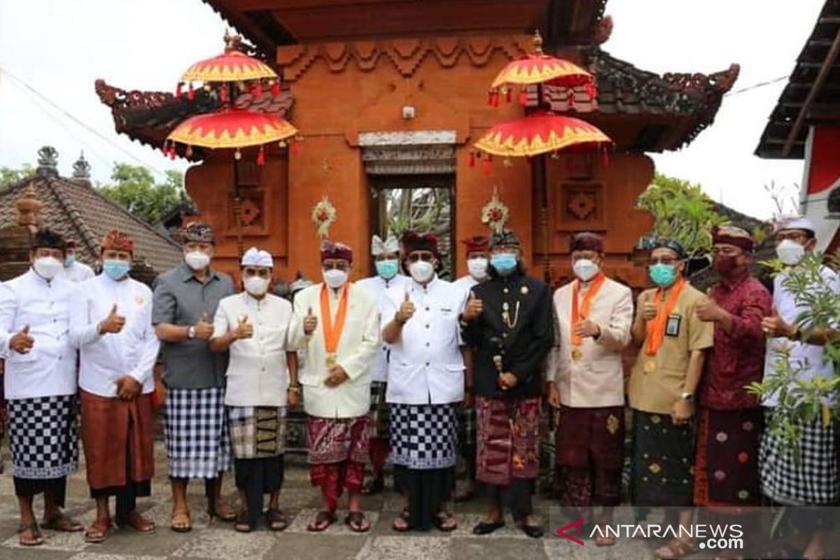 Puri Agung Tabanan berikan Tanda Kehormatan kepada Anggota BPK