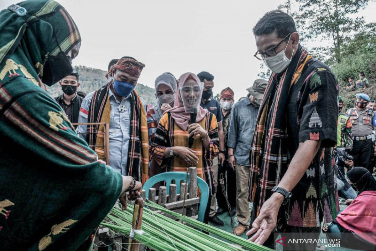 Sandiaga  yakin produk kain tenun Bima tembus pasar ekspor