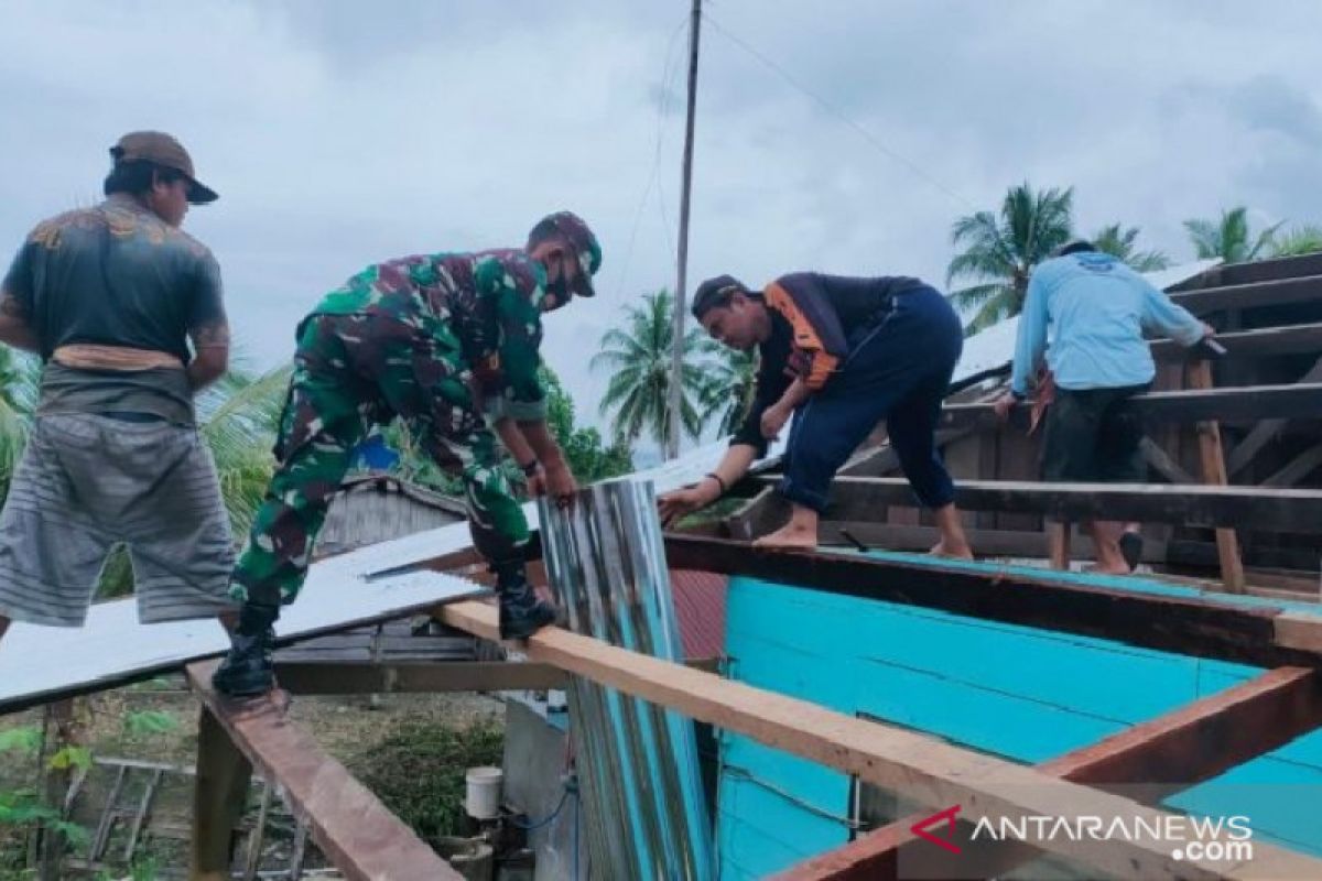 Koramil Napan karya bakti rehabilitasi rumah warga binaan