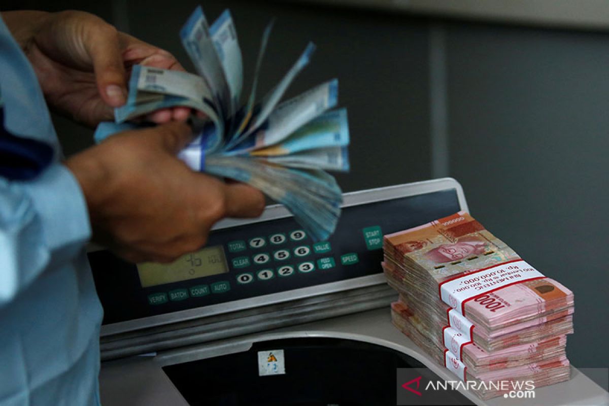 Rupiah akhir pekan menguat