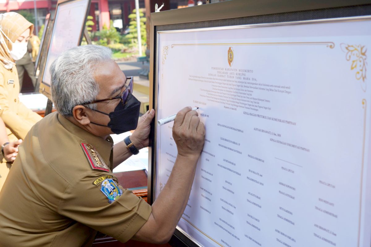 ASN Pemkab Mojokerto tanda tangani pakta integritas antikorupsi