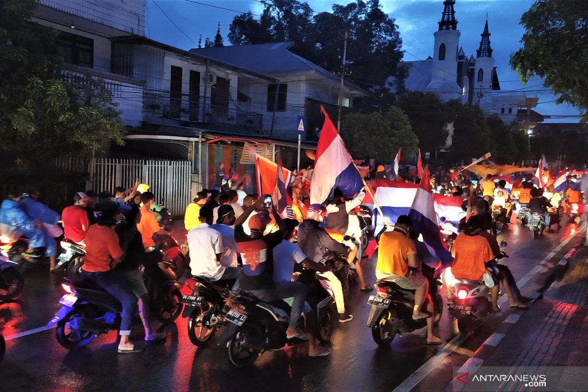 Pendukung tim Timnas Belanda di Kota Ambon berkonvoi rayakan kemenangan