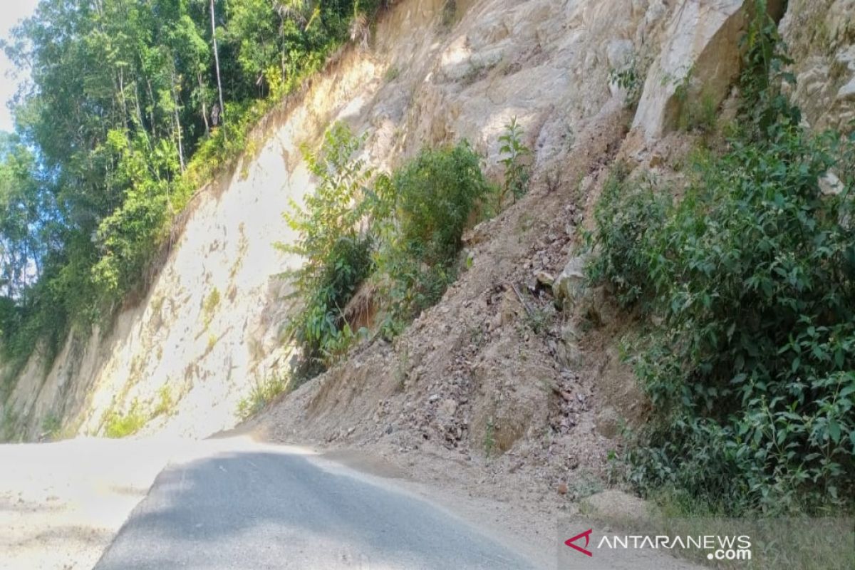 Material longsor di jalan Panyabungan Timur ganggu pengguna jalan