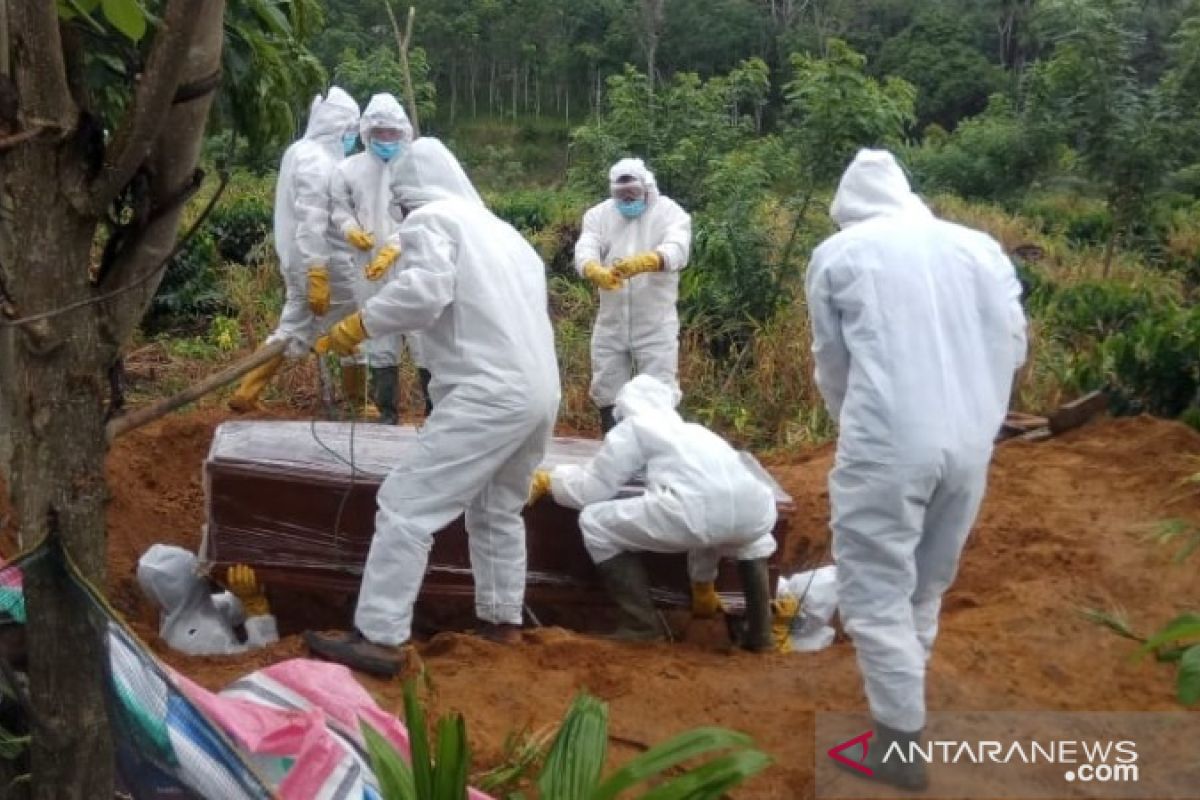 Satgas COVID-19 Tapsel makamkan jenazah asal Padang Sidimpuan