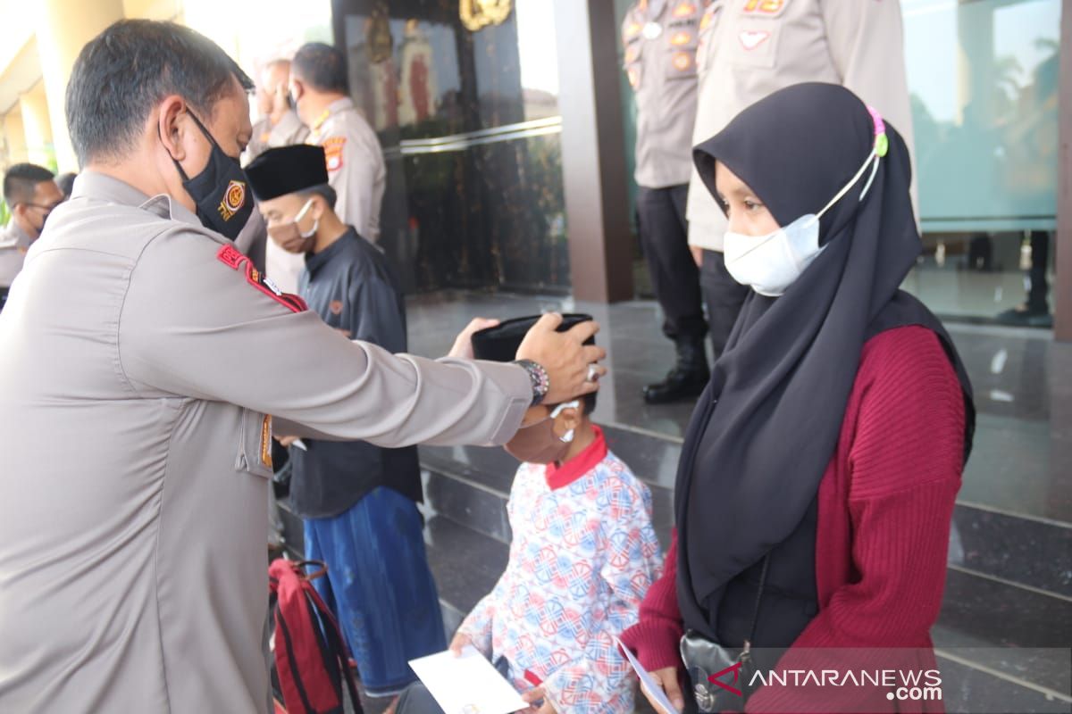 Polda Banten gencarkanprogram sayang anak yatim lepaskan COVID-19