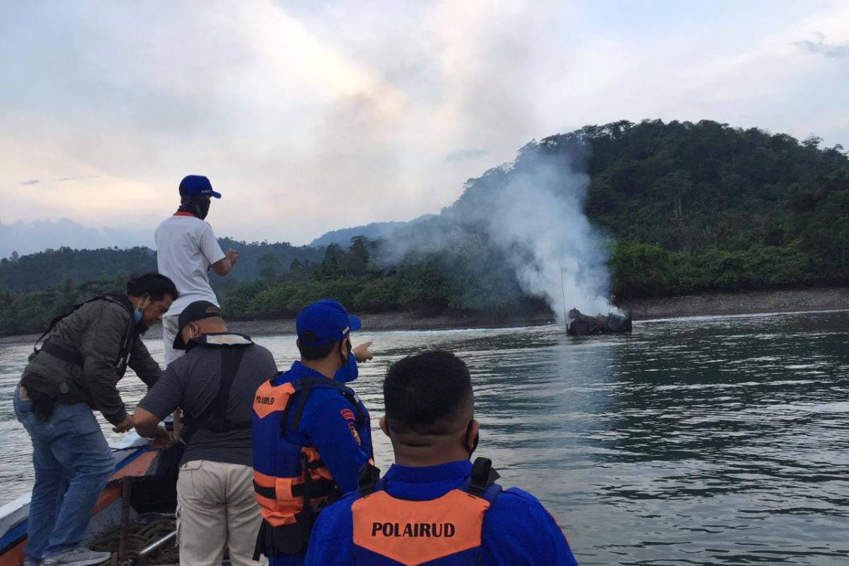 Polisi selidiki motif pembakaran KM Sekar Tanjung 1 di Lampung