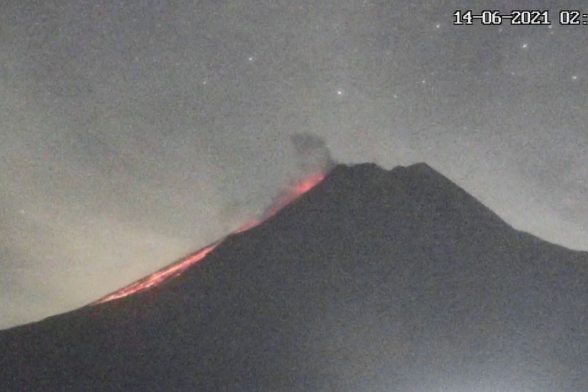 Gunung Merapi meluncurkan awan panas guguran sejauh 1,6 km