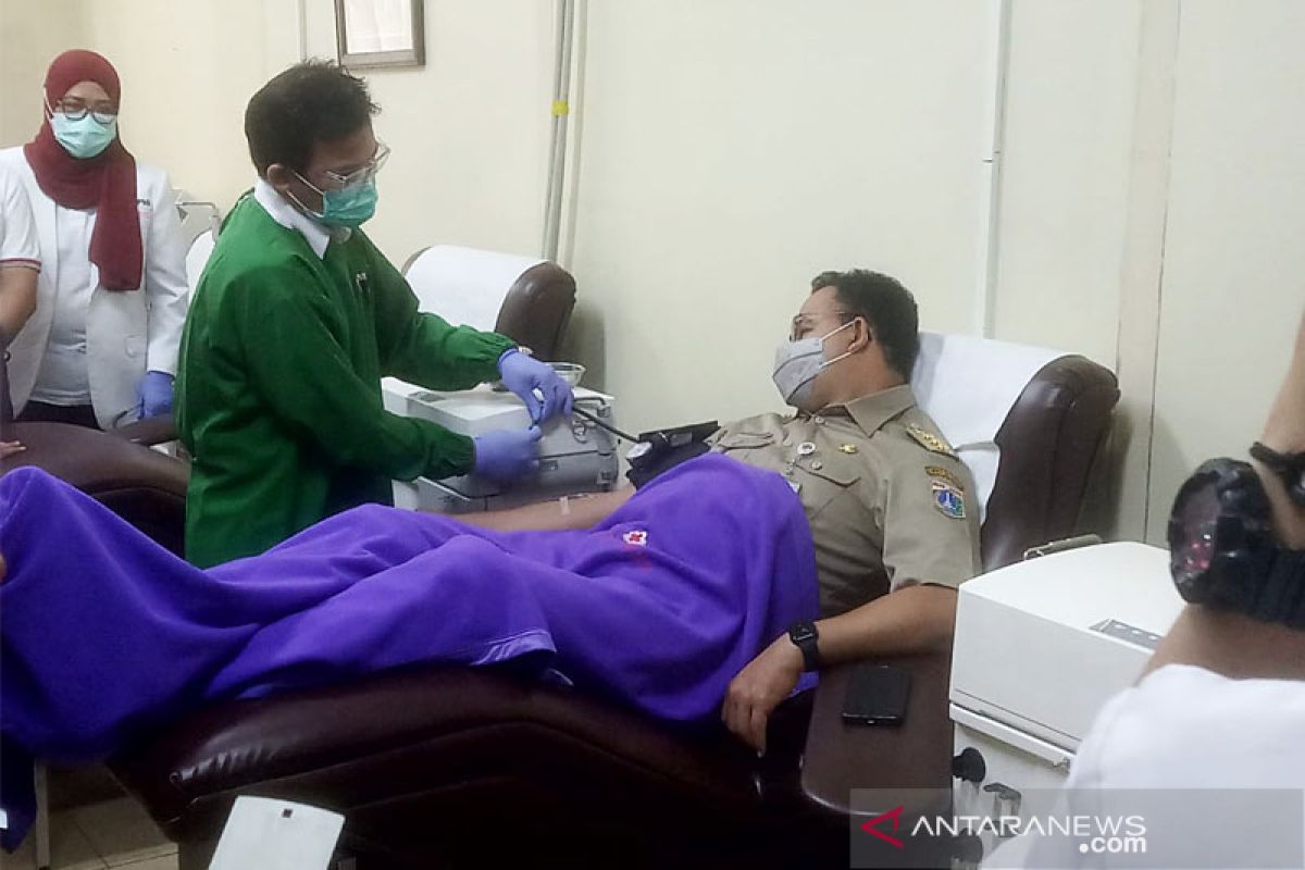 Peringati Hari Donor Darah, Anies lakukan donor darah di PMI DKI