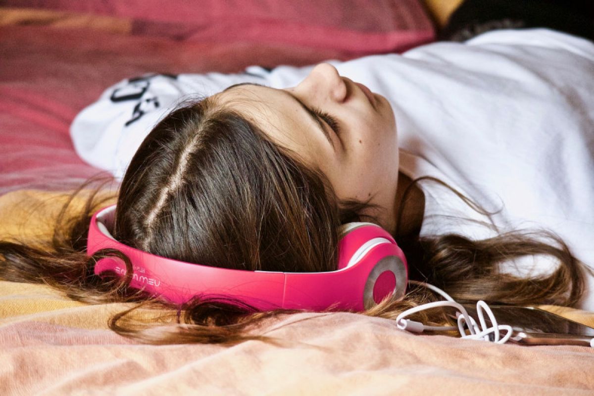 Mendengarkan musik jelang tidur justru bisa ganggu tidur