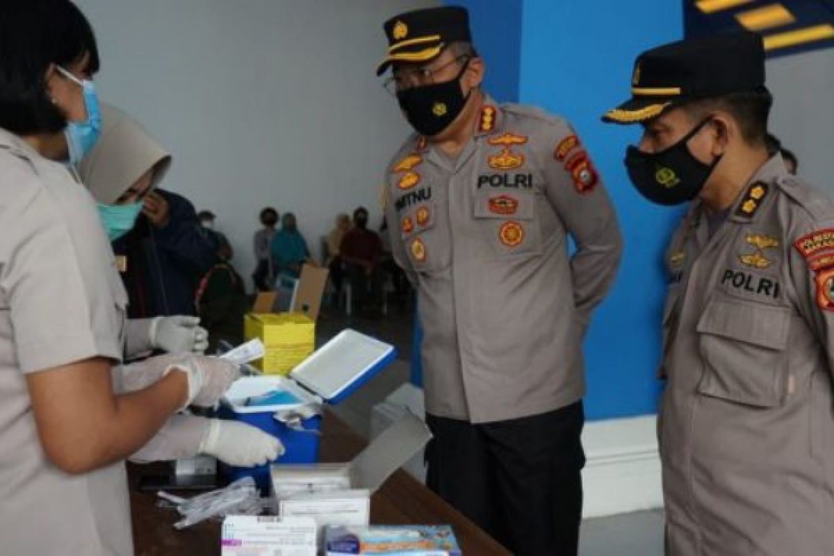 Urkes Polresrabes Makassar target 800 warga di vaksinasi