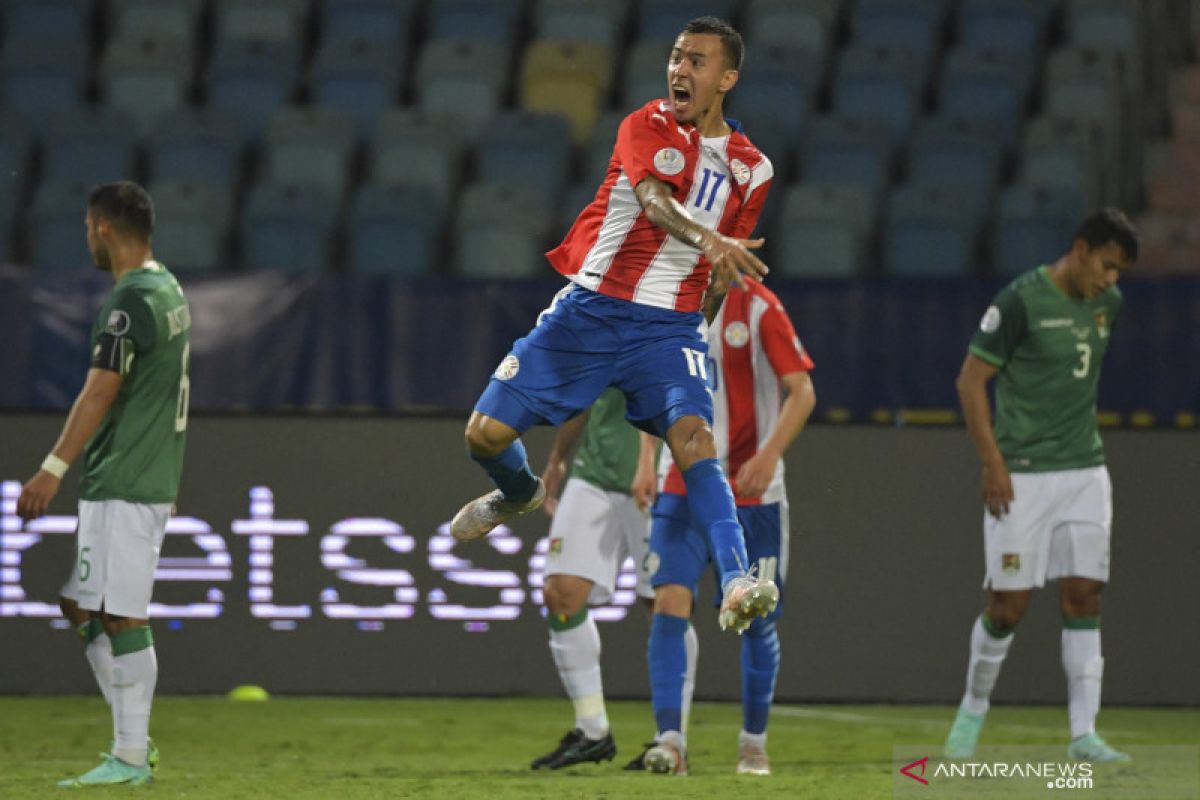 Paraguay menumbangkan sepuluh pemain Bolivia 3-1