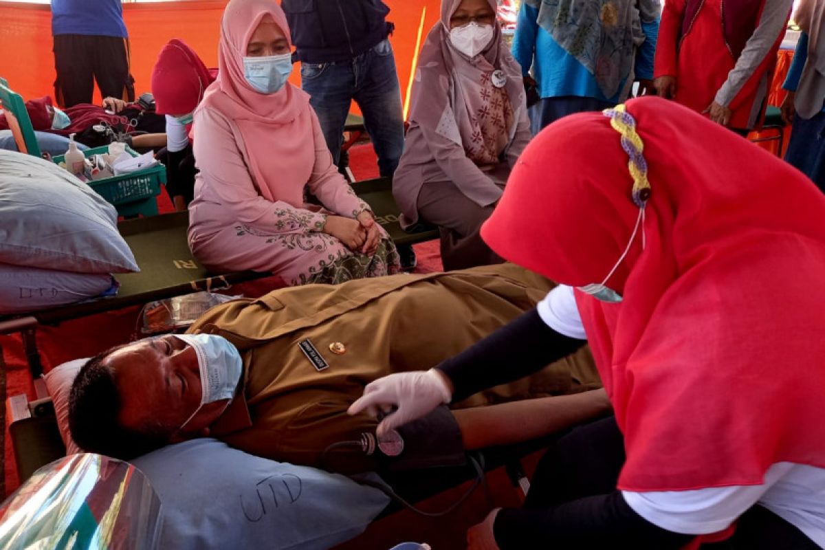 Peringati Hari Donor Darah Sedunia, Bupati Pessel donorkan darahnya di RSUD Dr M Zein Painan