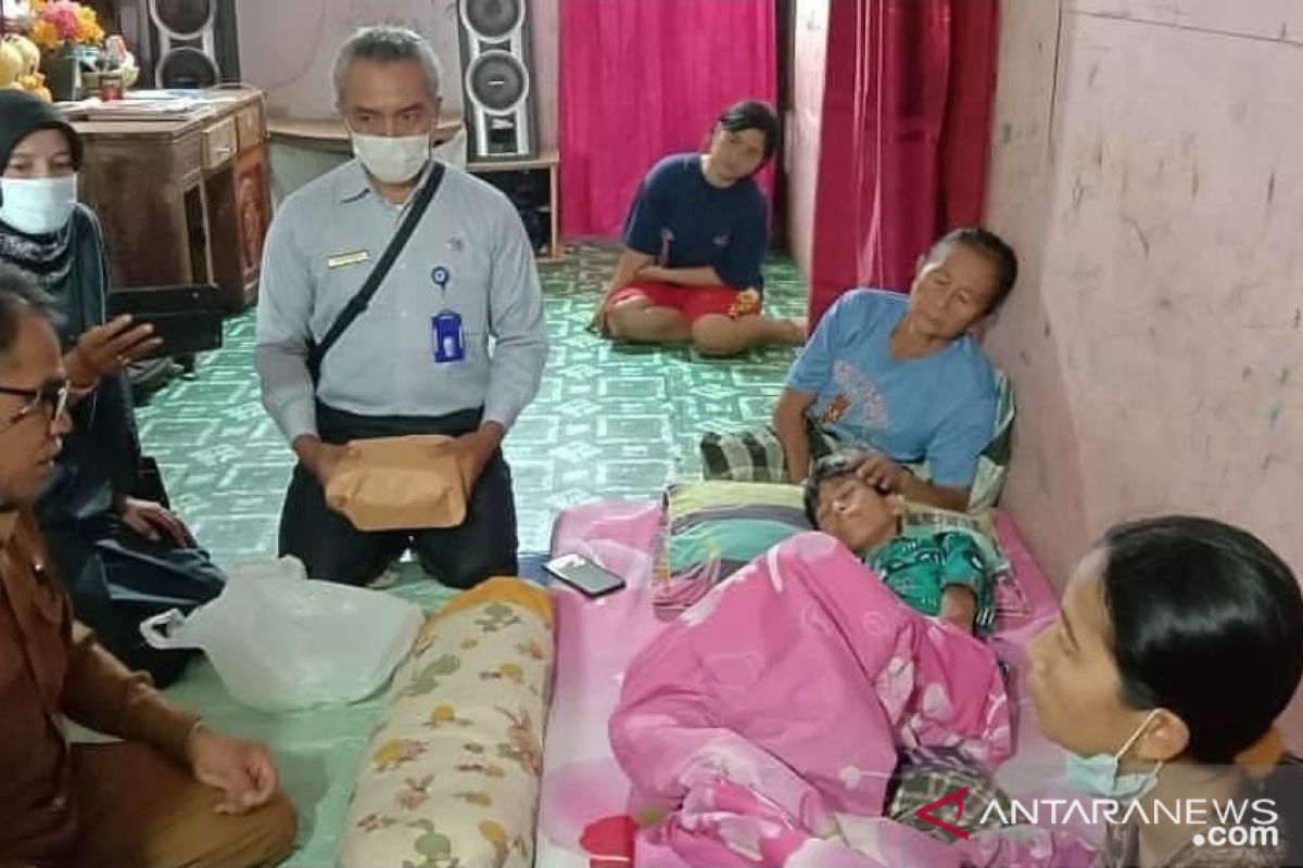 Murid SD ini telah 3 bulan derita tumor di kaki, teman-teman dan kepala sekolahnya kumpulkan donasi Rp24 juta