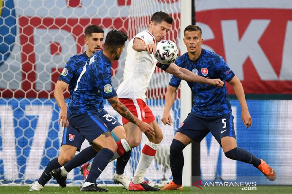 Kemenangan Slovakia atas Polandia diwarnai kartu merah dan gol bunuh diri