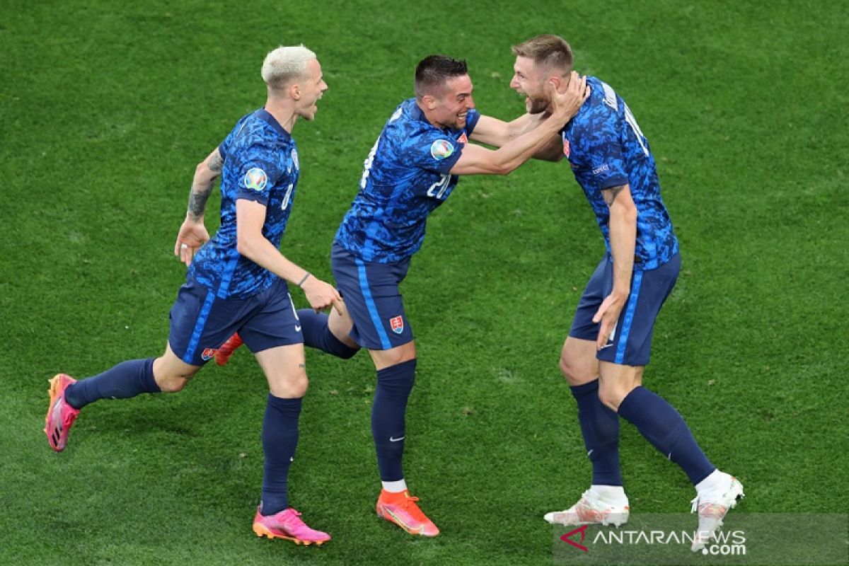 Slovakia kslahkan Polandia 2-1 diwarnai kartu merah dan gol bunuh diri