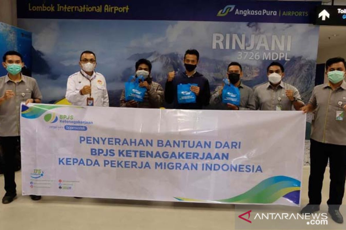 BPJAMSOSTEK-BP2MI Mataram membagikan paket pencegah COVID-19 kepada TKI