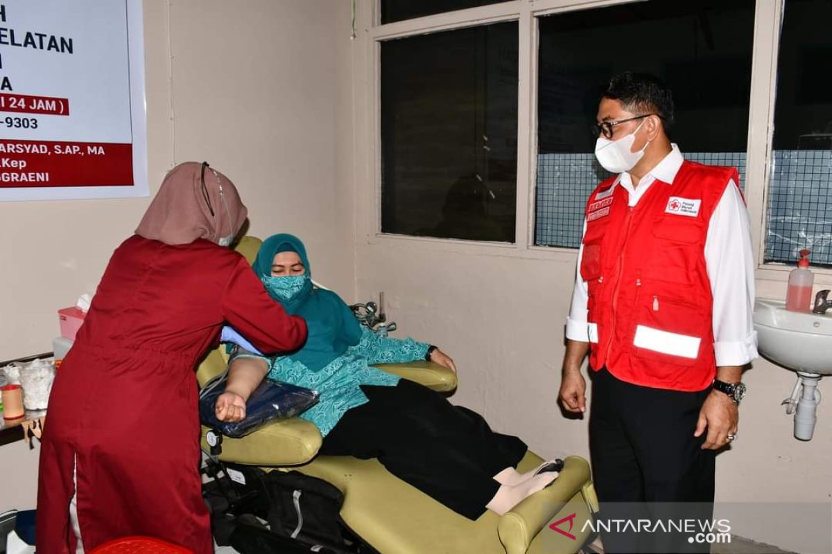 PKK HSS dan organisasi wanita donorkan darah, wabup ucapkan terima kasih