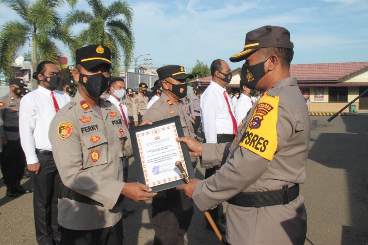 Sembilan anggota Polres Tabalong terima penghargaan