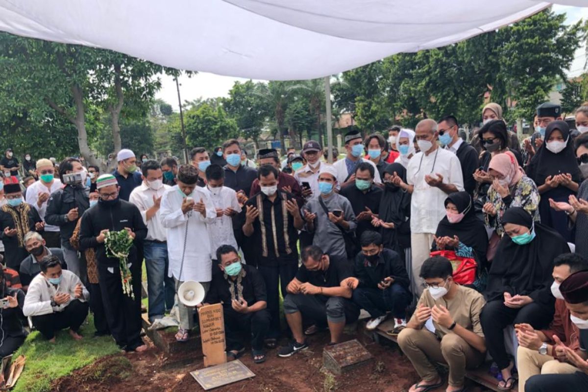 Markis Kido dimakamkan satu liang dengan ayahnya di TPU Kebon Nanas