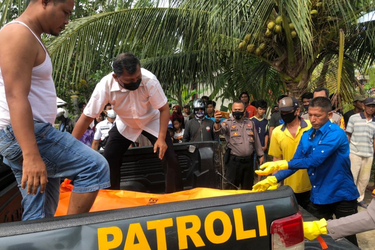 Penemuan mayat laki-laki mengapung terbawa arus sungai di Pontianak