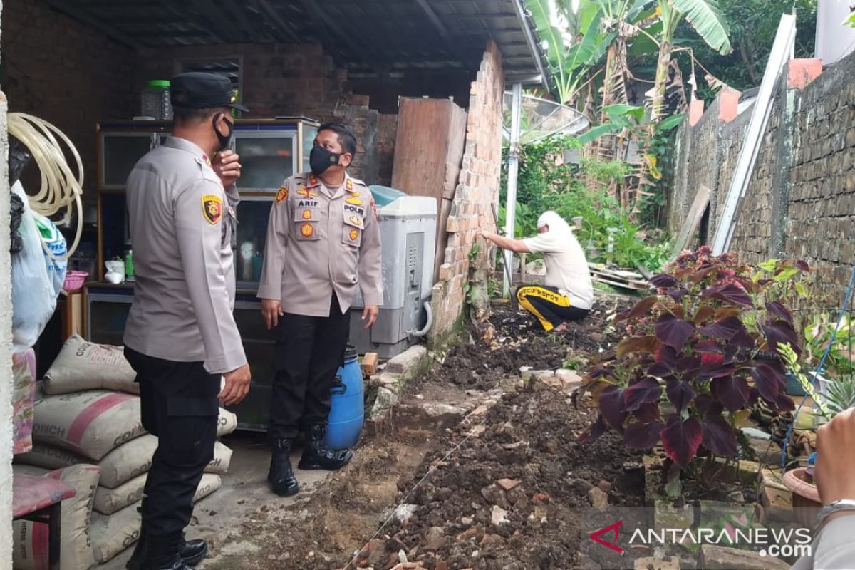 Polres OKU bedah tiga unit rumah warga tidak layak huni