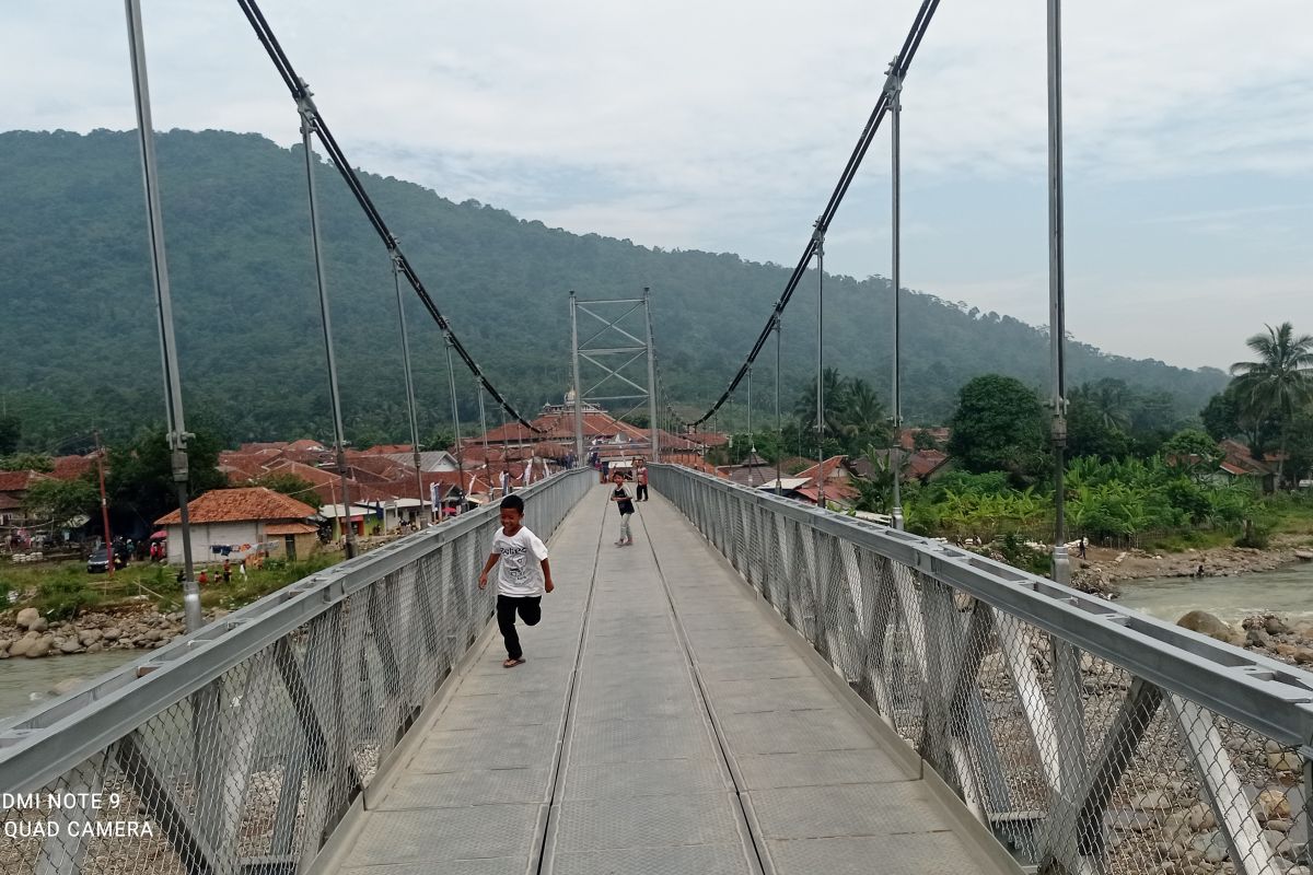 Warga pedalaman Lebak bersyukur jembatan gantung Ciberang yang roboh kembali dibangun