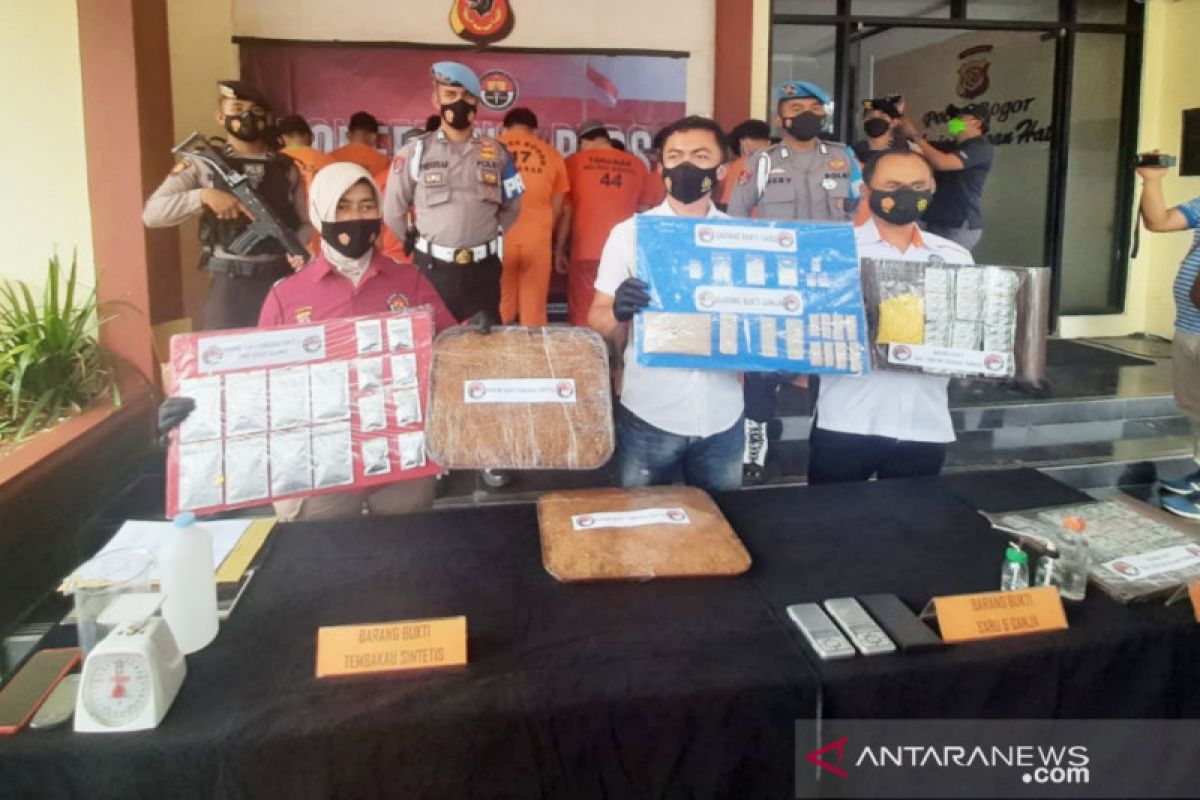 Polisi bongkar tempat pembuatan tembakau sintetis di Bogor