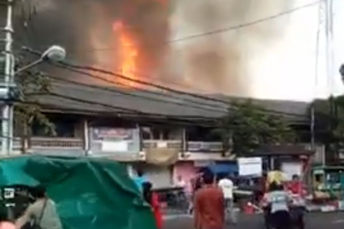 Petugas berupaya padamkan kebakaran pasar Blahbatuh-Gianyar